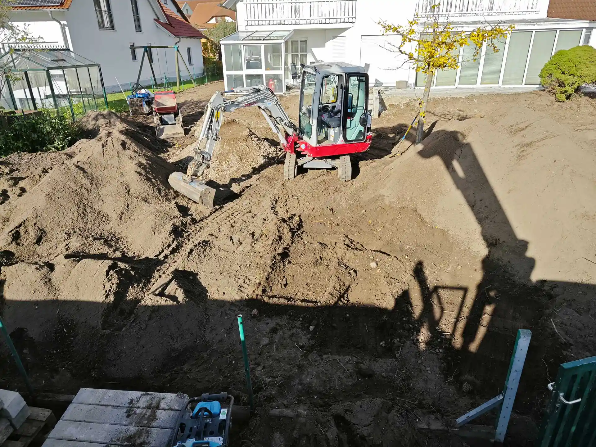 Bagger bei der Gartengestaltung