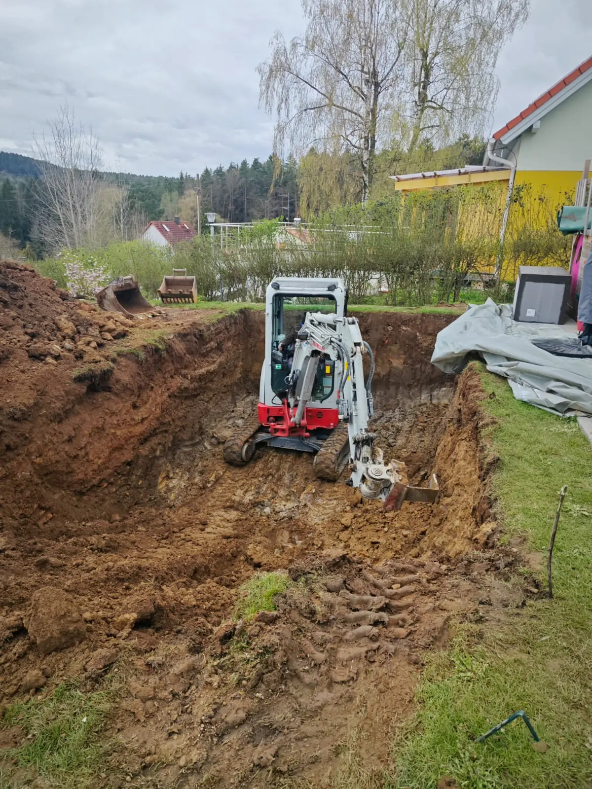 Das Bild zeigt einen Bagger der Firma Baggerbetrieb Franken bei der Gartengestaltung - Erdbewegung Nürnberg