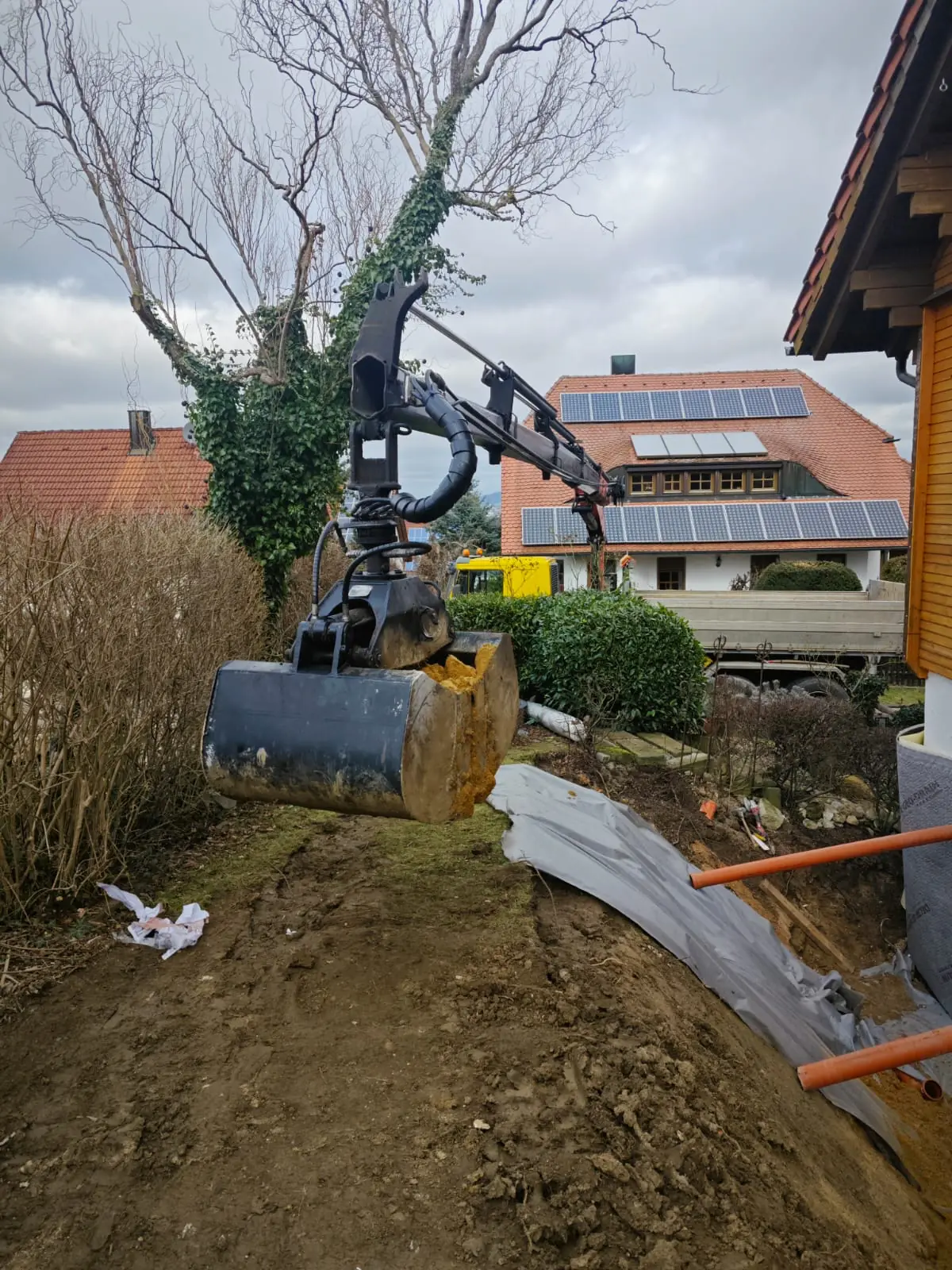 Das Bild zeigt einen Bagger der Firma Baggerbetrieb Franken bei der Gartengestaltung - Erdbewegung Nürnberg